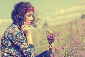 ragazza-pensierosa-campo-di-fiori